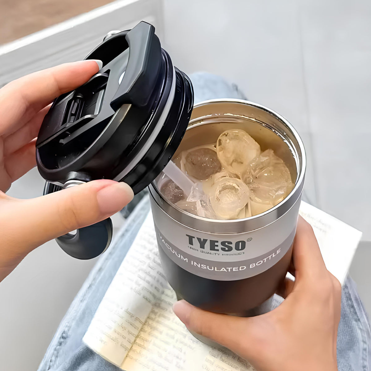TYESO SteelCore Dual-Lid Insulated Tumbler with Handle – 900ml